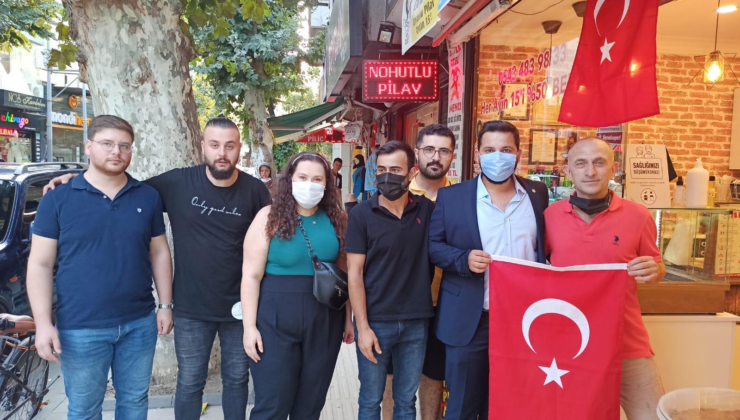 İYİ Partili Gençler’den Esnafa Türk Bayrağı