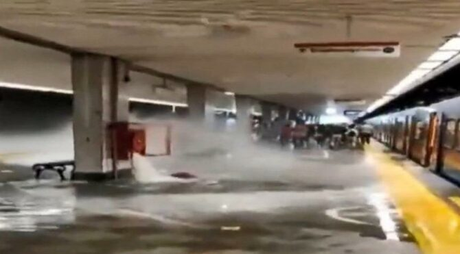 Vana Kırıldı , Metroyu Su Bastı