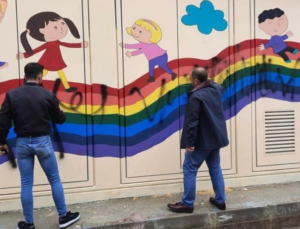 LGBTİ’yi Temsil Ediyor Gerekçesiyle Sprey Boya İle Kapatıldı