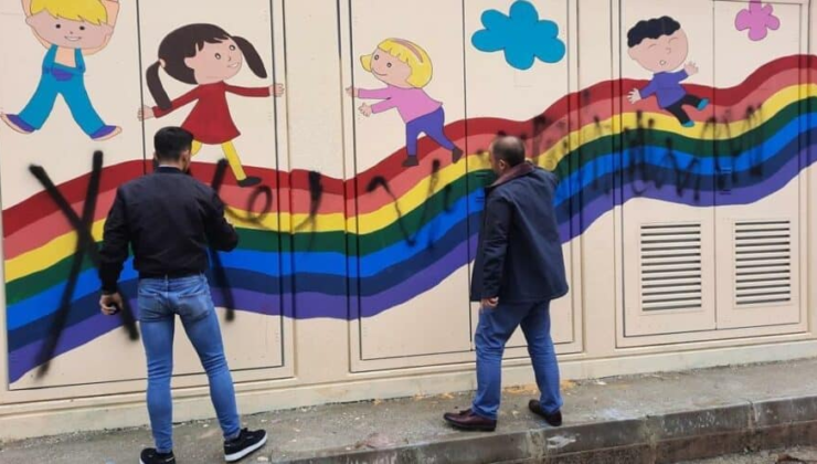 LGBTİ’yi Temsil Ediyor Gerekçesiyle Sprey Boya İle Kapatıldı