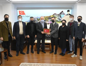 Denizciler Derneği’nden Vali Erol’a Özel Nakışlı Türk Bayrağı Hediyesi