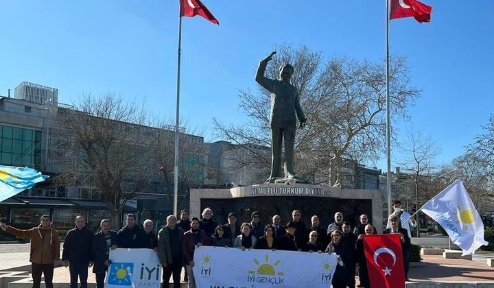 İYİ Parti Yalova’da Tepki İçin Atatürk Anıtında Bir Araya Geldi