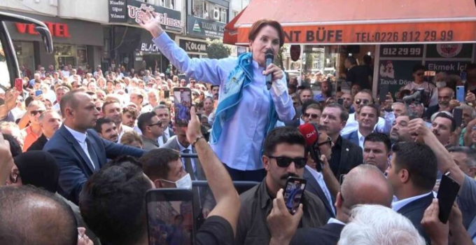 Akşener Yalova’da Sevgi Seli İle Karşılandı