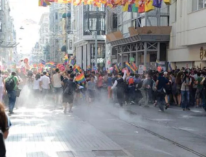 Onur Yürüyüşü’ne Polis Müdahale Etti! Gözaltılar Var..