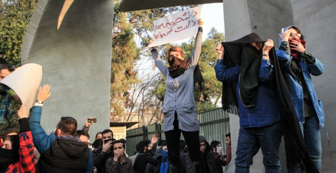 İran’da hükumet karşıtı eylemler devam ediyor.
