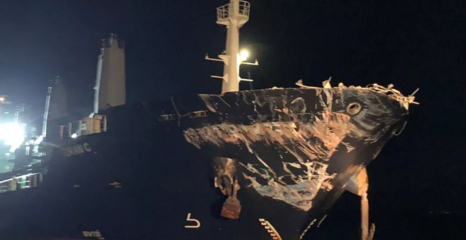 İstanbul Boğazı girişinde iki gemi çarpıştı!