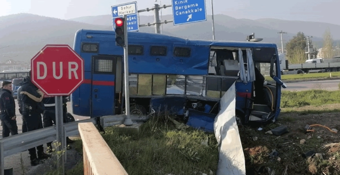 Cezaevi Nakil Aracı TIR’la Çarpıştı