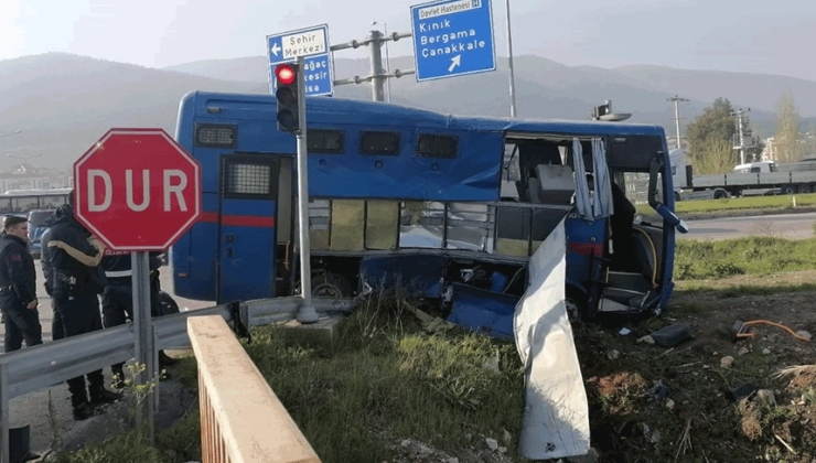 Cezaevi Nakil Aracı TIR’la Çarpıştı