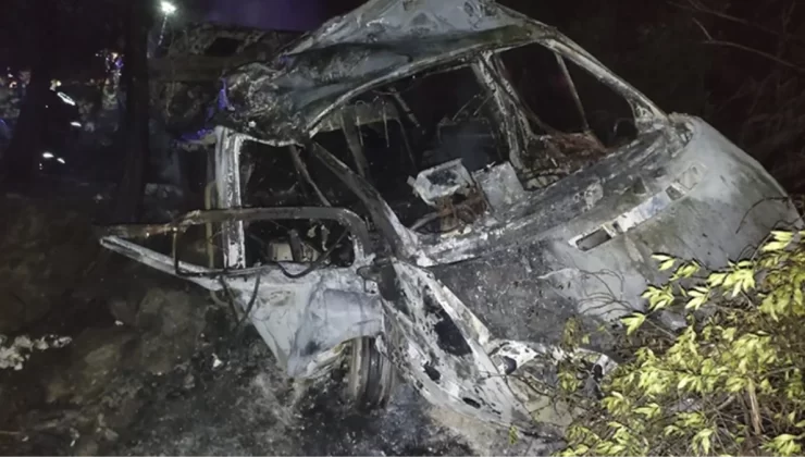 Adana’da Minibüs Faciası: 3 Kişi Hayatını Kaybetti, 18 Kişi Yaralandı