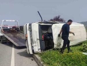 Orhangazi Yolunda Minibüs Kaza Yaptı: Sürücü ve Yolcu Hafif Yaralı