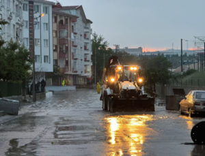 Ankara’da Şiddetli Sağanak Yağış Hayatı Felç Etti: Evler Sular Altında, Araçlar Yollarda Mahsur Kaldı!