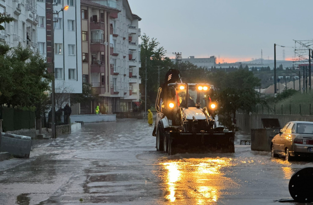Ankara’da Şiddetli Sağanak Yağış Hayatı Felç Etti: Evler Sular Altında, Araçlar Yollarda Mahsur Kaldı!