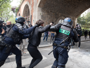 Paris 1 Mayıs Gösterilerinde Polis ve Göstericiler Arasında Arbede!