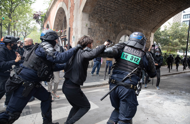 Paris 1 Mayıs Gösterilerinde Polis ve Göstericiler Arasında Arbede!