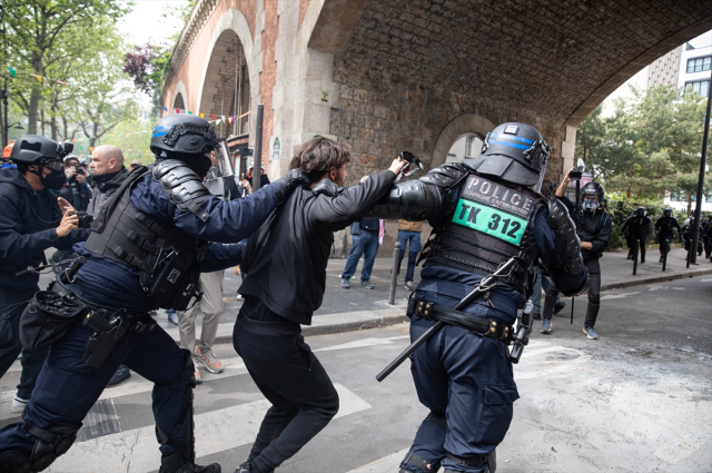 Paris 1 Mayıs Gösterilerinde Polis ve Göstericiler Arasında Arbede!