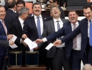 Milletvekilliği Ayrıcalıkları Gündemde: Maaştan Emekliliğe, Araçtan Dokunulmazlığa Kapsamlı Haklar Listesi