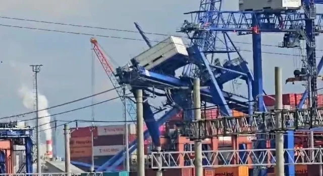 Kocaeli Limanında Büyük Tehlike: Gemi Vinçlere Çarptı, Dev Vinçler Devrildi!