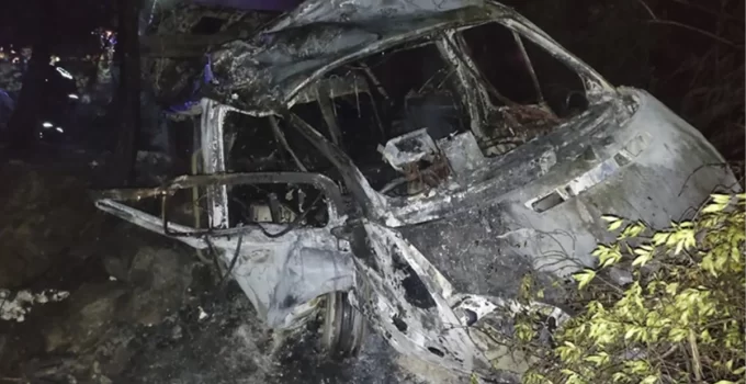 Adana’da Minibüs Faciası: 3 Kişi Hayatını Kaybetti, 18 Kişi Yaralandı