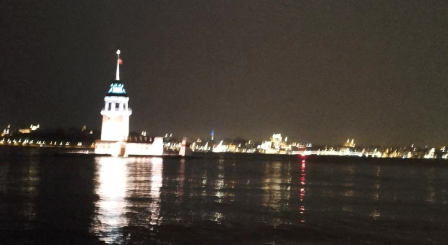 Üsküdar Sahil Yolunda Endişe Veren Olay: Vatandaş Kıyafetlerini Çıkarıp Denize Atladı