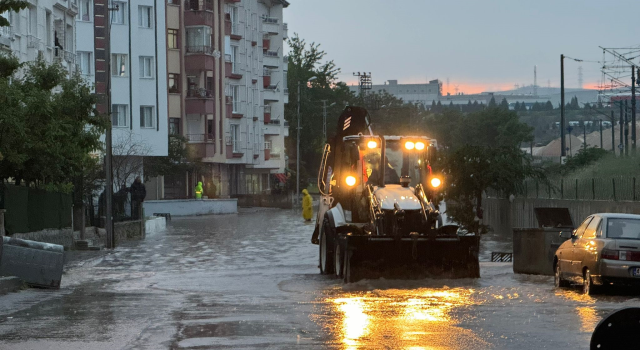 Ankara’da Şiddetli Sağanak Yağış Hayatı Felç Etti: Evler Sular Altında, Araçlar Yollarda Mahsur Kaldı!