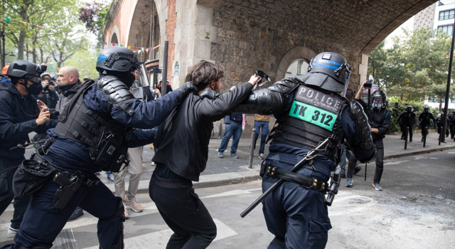 Paris 1 Mayıs Gösterilerinde Polis ve Göstericiler Arasında Arbede!