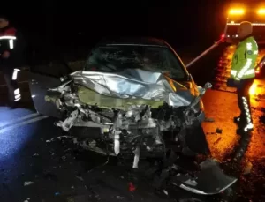 Çanakkale’de Feci Kaza: İki Otomobil Kafa Kafaya Çarpıştı, 3 Kişi Hayatını Kaybetti