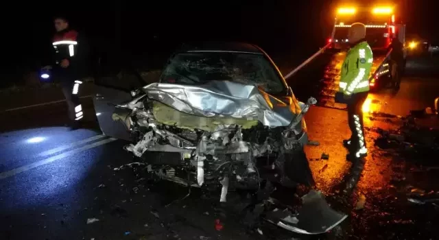 Çanakkale’de Feci Kaza: İki Otomobil Kafa Kafaya Çarpıştı, 3 Kişi Hayatını Kaybetti
