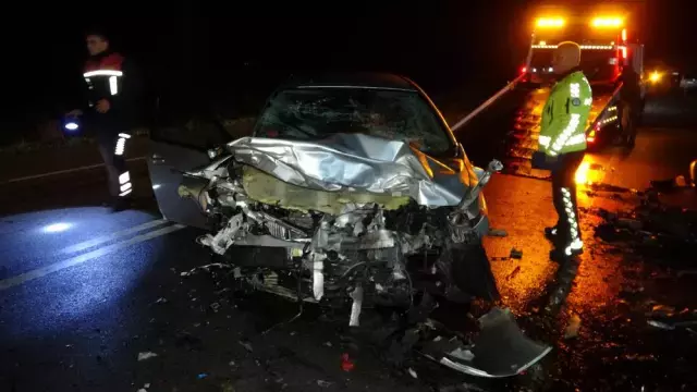 Çanakkale’de Feci Kaza: İki Otomobil Kafa Kafaya Çarpıştı, 3 Kişi Hayatını Kaybetti